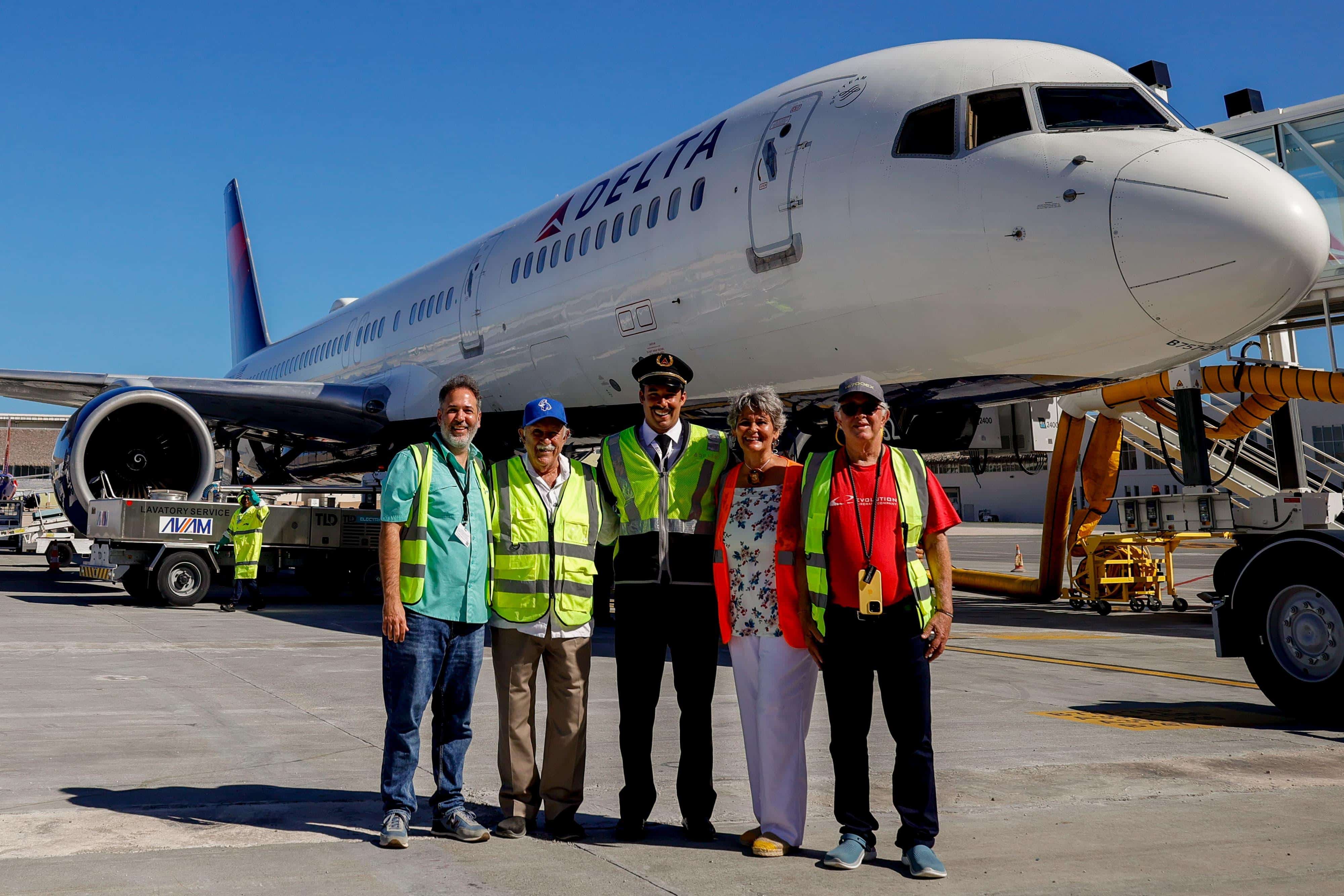 El piloto se tomó una fotografía junto a sus padres y parte de la tripulación.