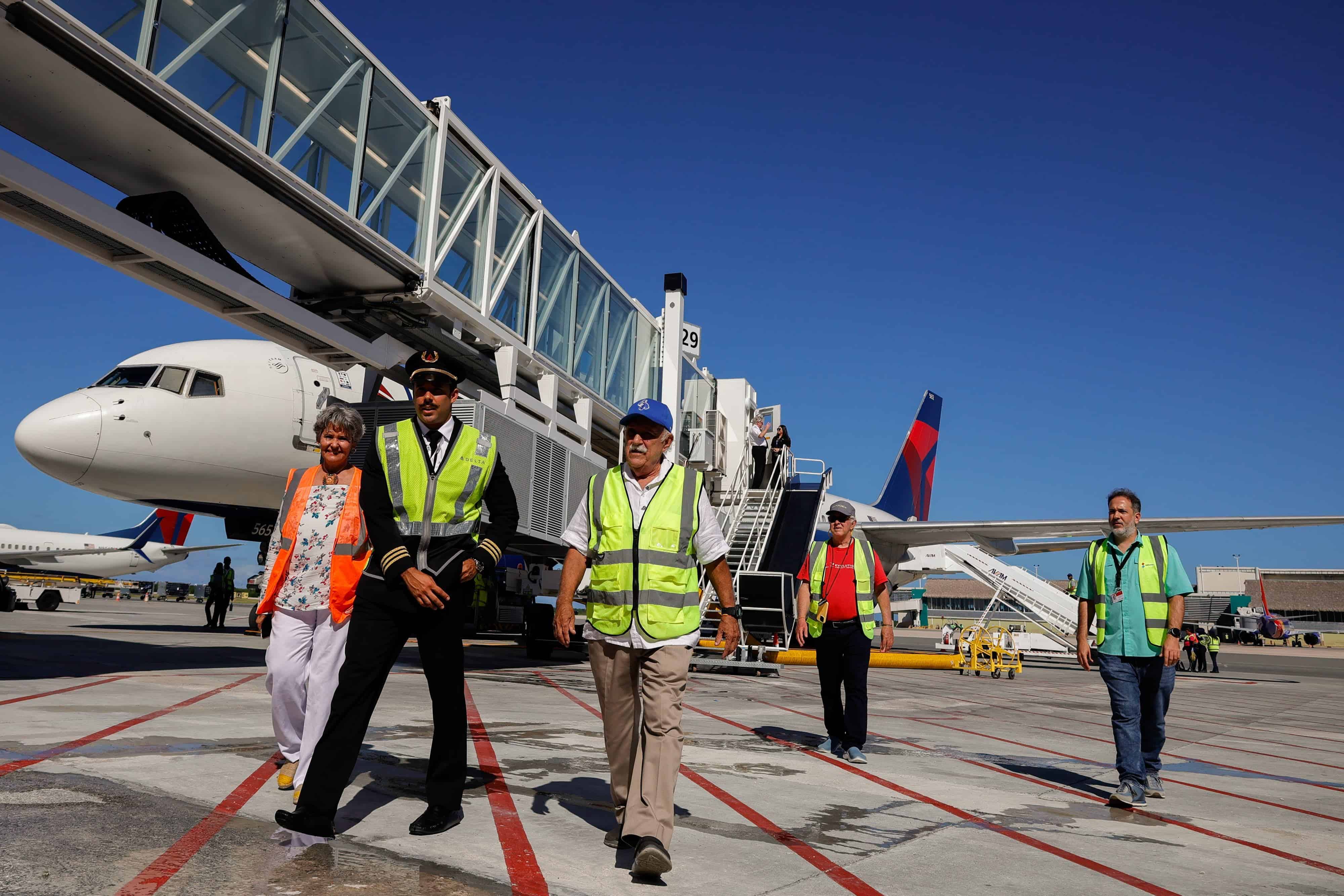 El piloto dominicano Óscar Pimentel-Imbert a su llegada al Aeropuerto Internacional de Punta Cana.