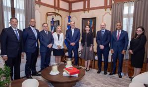 Abinader y gobernador del Banco Central explican al FMI cómo va la economía del país