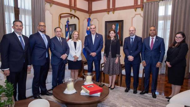 Abinader y gobernador del Banco Central explican al FMI cómo va la economía del país