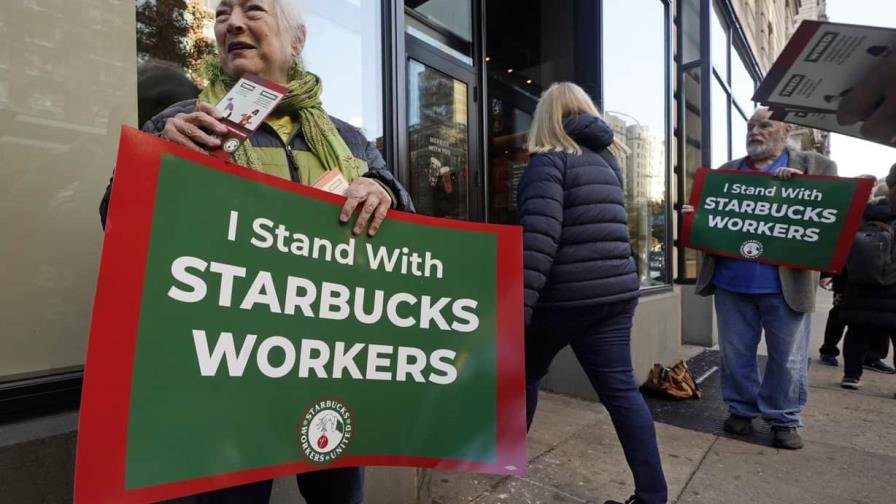 Miles de trabajadores de Starbucks en EE.UU. hacen huelga en uno de los días más ajetreados