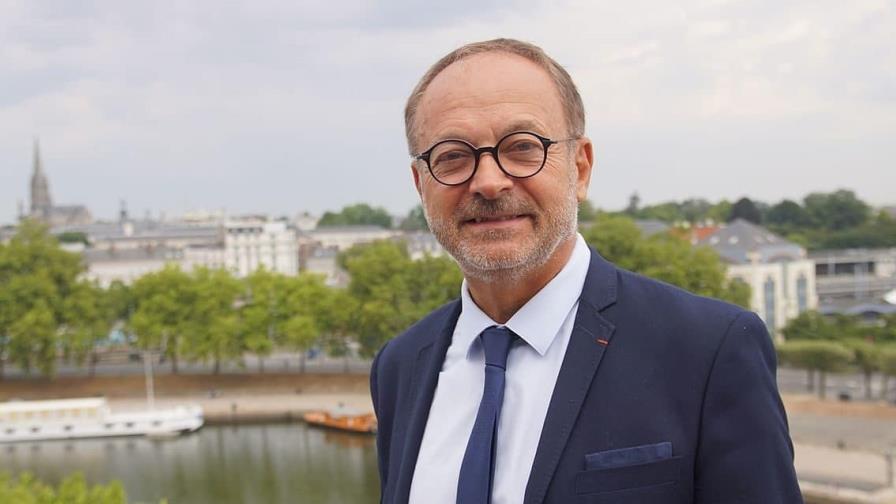 Detienen a senador francés sospechoso de drogar a diputada para agredirla sexualmente