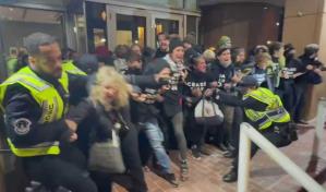 La policía del Capitolio de EE.UU. carga contra una protesta propalestina en sede demócrata