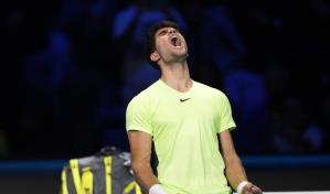 Alcaraz jugará en semifinales contra Djokovic en el ATP Finals al vencer a Medvedev
