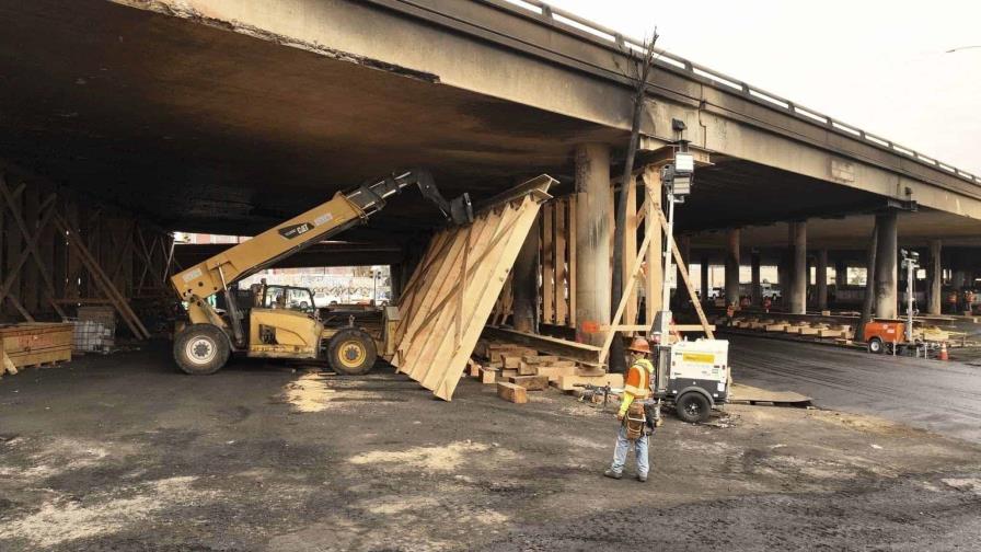 Tramo de autopista de LA dañado por incendio reabrirá el martes, informa el gobernador