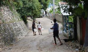 La Ciénaga en Barahona: "en duelo" y sin agua, mientras vacunan contra el cólera