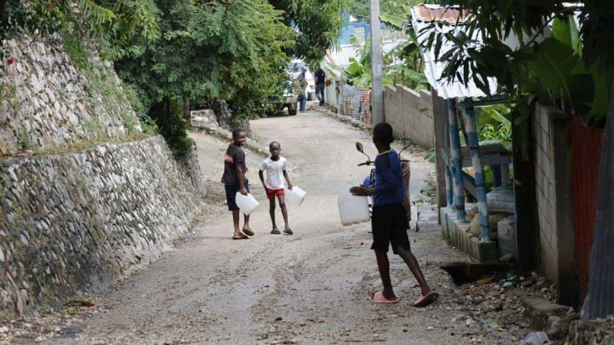 La Ciénaga en Barahona: “en duelo” y sin agua, mientras vacunan contra el cólera