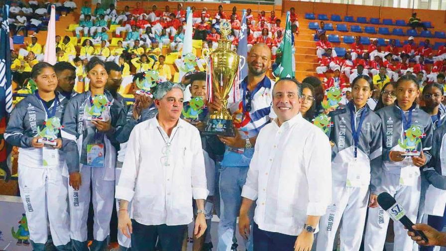 Concluyen los X Juegos Escolares: Cibao Sur, campeón, recibe su trofeo