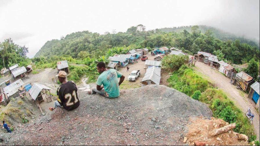Contaminación y colonias de haitianos en mina de larimar de Barahona