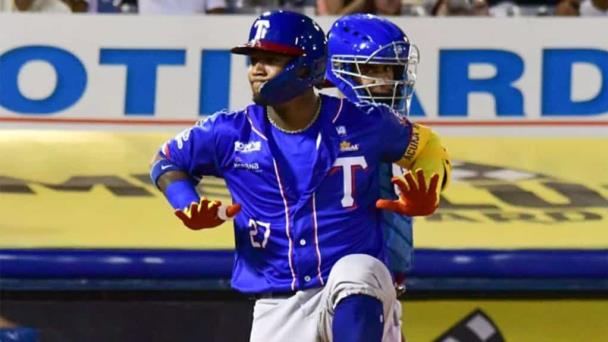 Video | Acuña Jr. celebra premio a Jugador Más Valioso debutando con jonrón en Venezuela