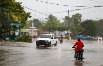 Disturbio ya no se convertirá en ciclón tropical pero aguaceros continuarán este fin de semana