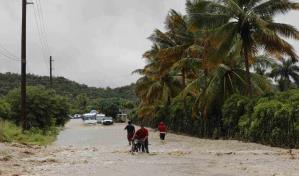 San José de Ocoa en rojo: Vehículos atascados por derrumbes y ríos penetran a carretera