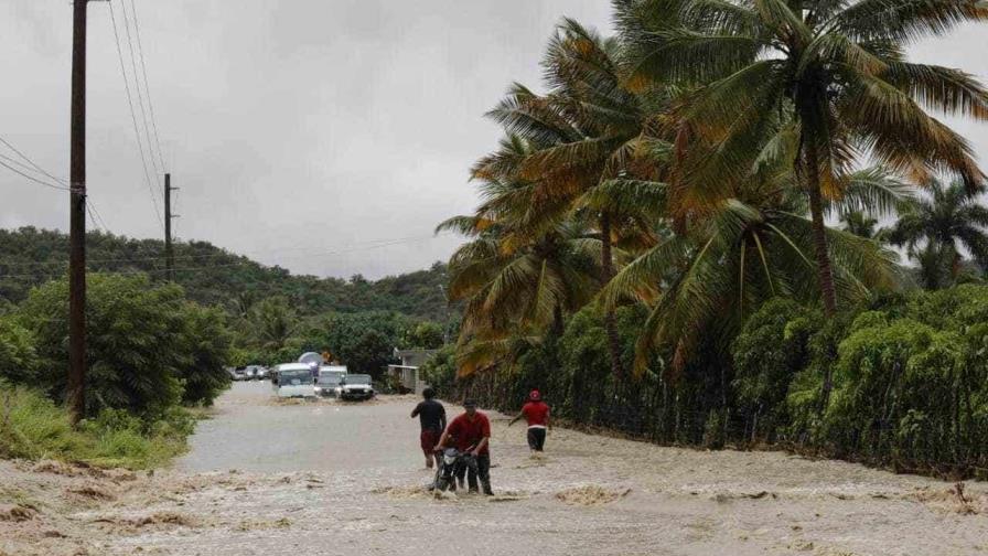 San José de Ocoa en rojo: Vehículos atascados por derrumbes y ríos penetran a carretera