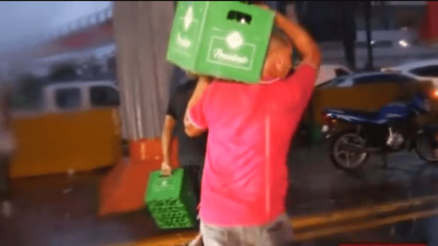 Robo de cervezas tras vuelco de camión de la Cervecería Nacional Dominicana en avenida Kennedy