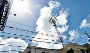 Disturbio tropical deja a miles de hogares sin electricidad