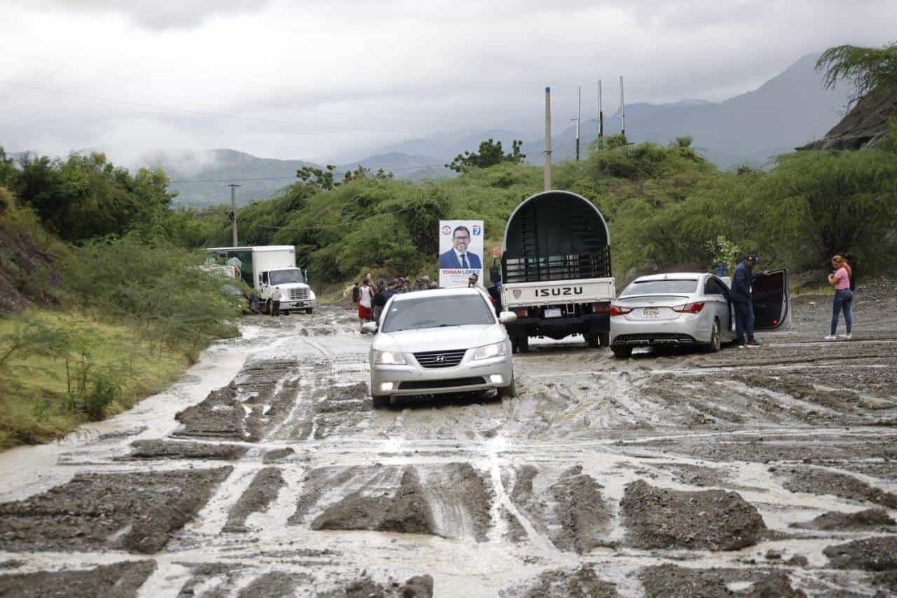 Mucho lodo y piedras dificultaron el tránsito en la carretera de Piedra Blanca.