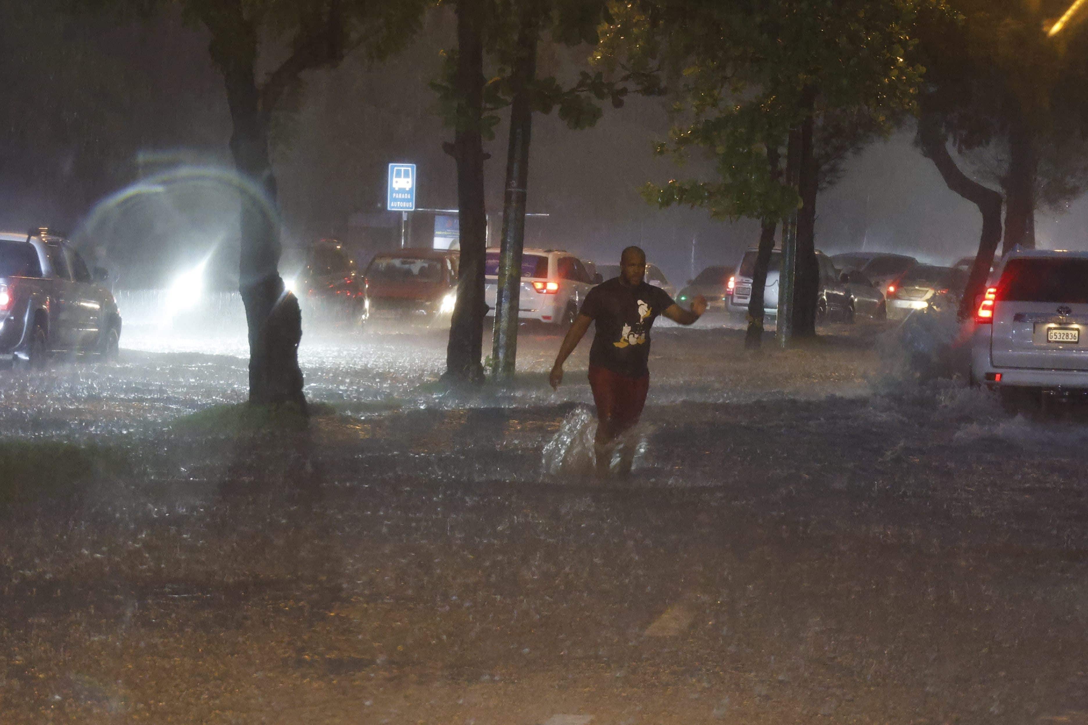 En los Prados los vecinos cruzaron calles que parecían ríos producto de las lluvias torrenciales.