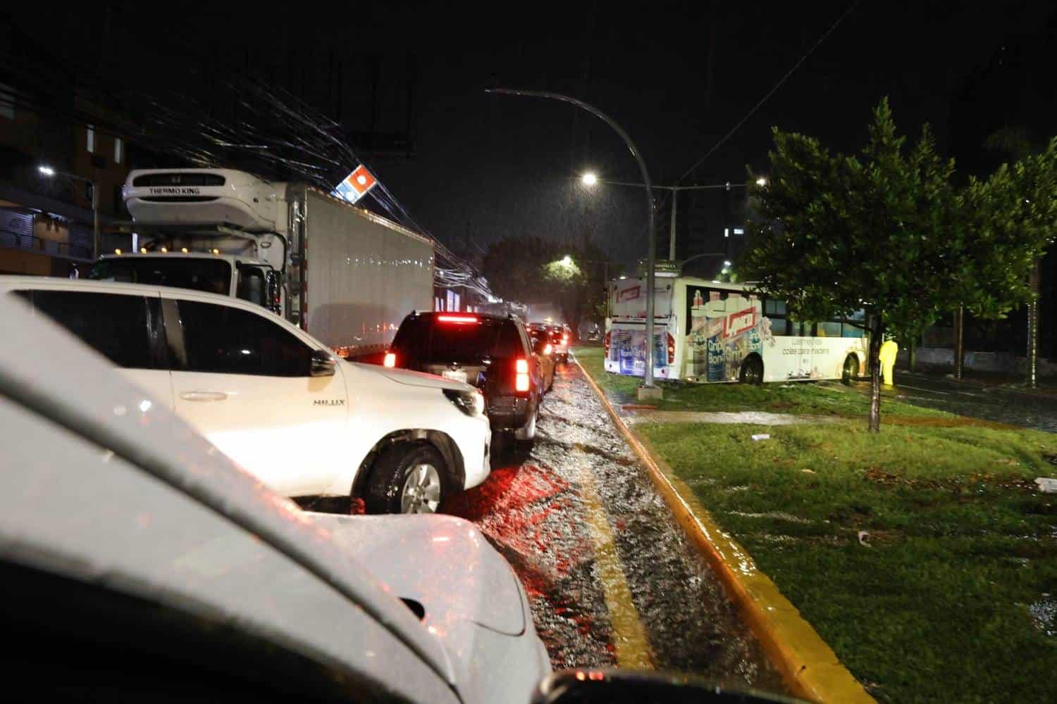 La avenida Núñez de Cáceres  presentó gran congestión vehícular en horas de la noche.