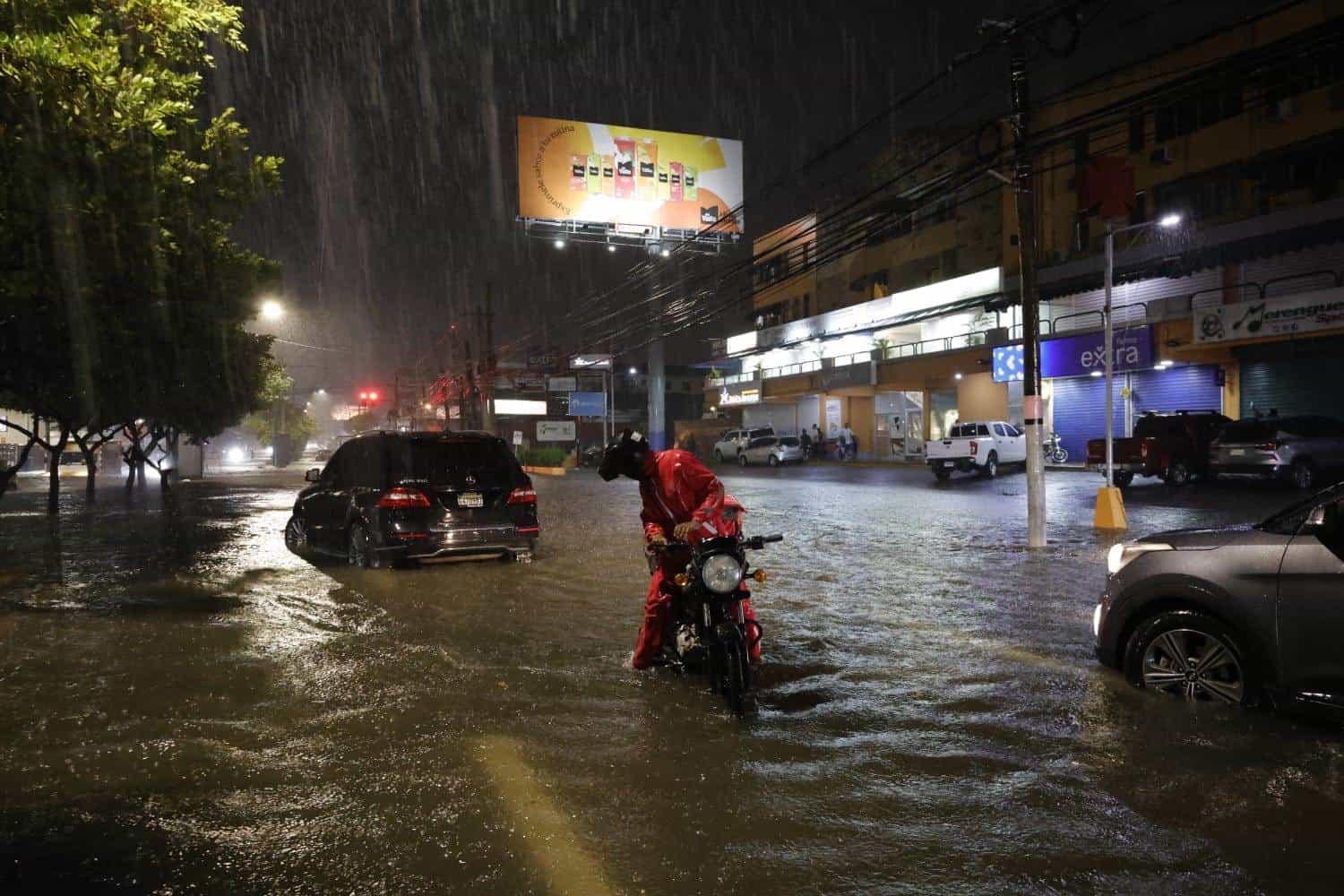 La intersección de la Avenida Núñez de Cáceres y Gustavo Mejía Ricart acusó los efectos de la lluvia en Santo Domingo.