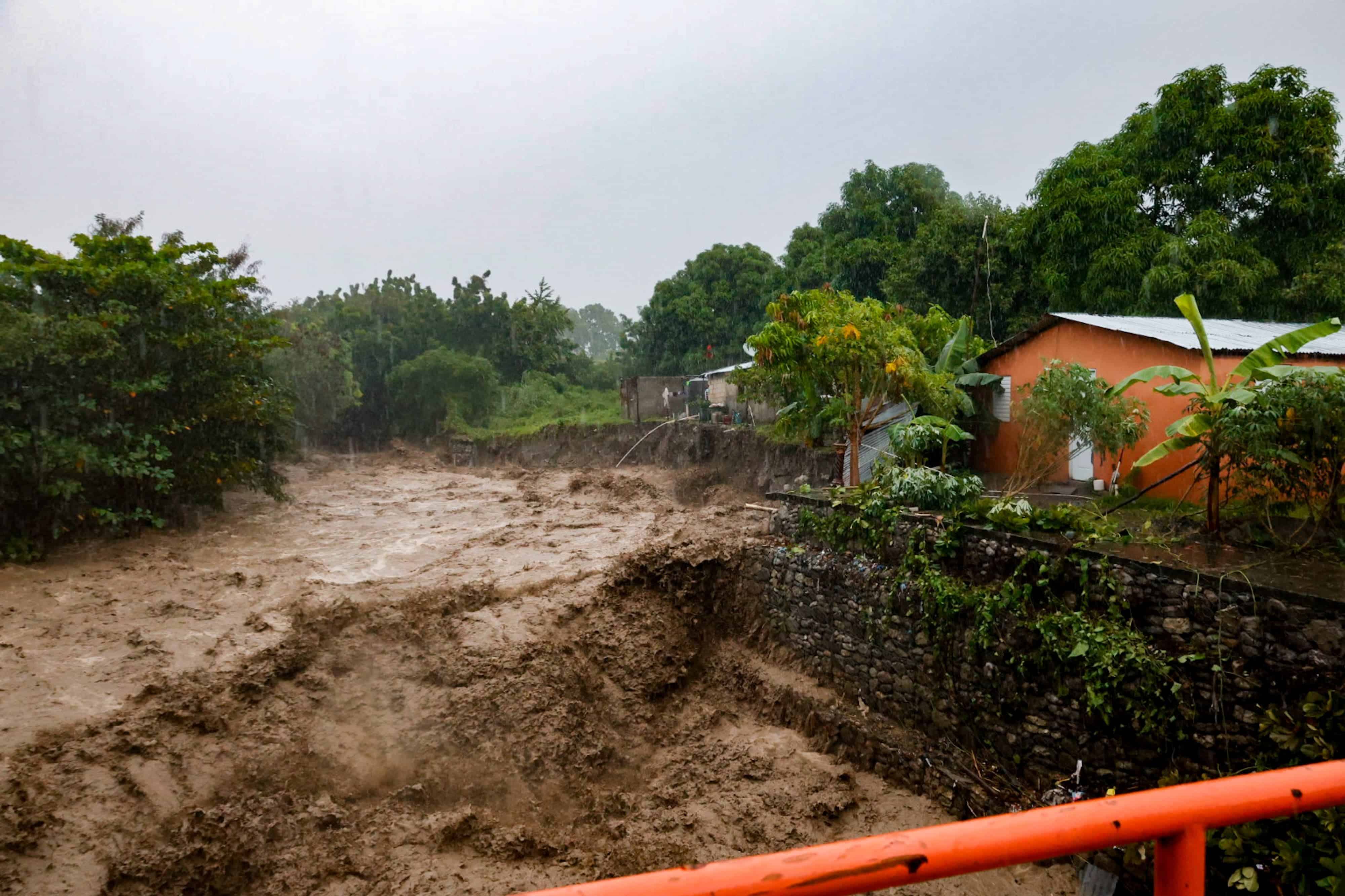 En Arroyo Blanco el agua arrastró el muro de contención y causó graves daños a una vivienda.