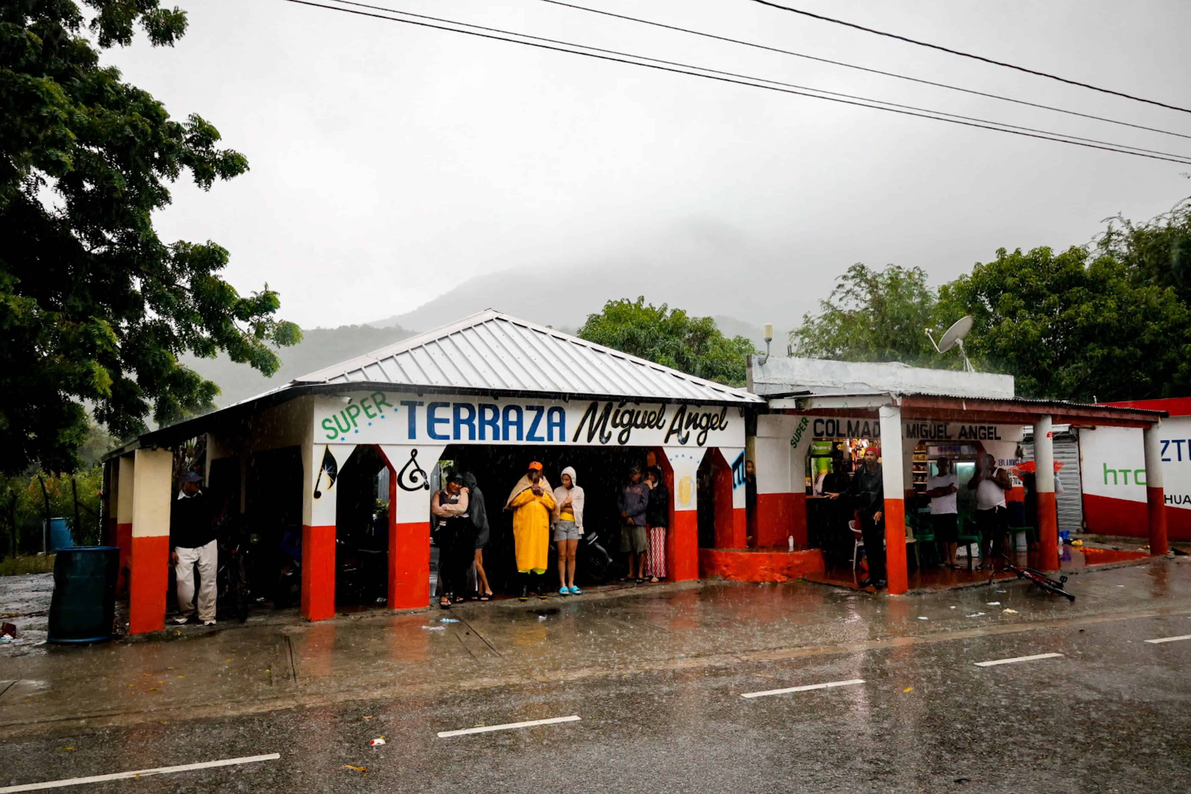 La actividad comercial de la zona fue afectada por la incesante lluvia que obligó a los ciudadanos a refugiarse en colmados y tiendas de abarrote.