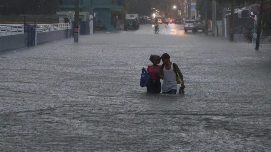 Santo Domingo colapsa por fuertes lluvias; se reportan daños en todo el país