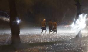 Ciclón tropical: Dominicanos salen disfrutar de las lluvias en las calles