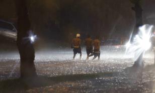 Ciclón tropical: Dominicanos salen disfrutar de las lluvias en las calles