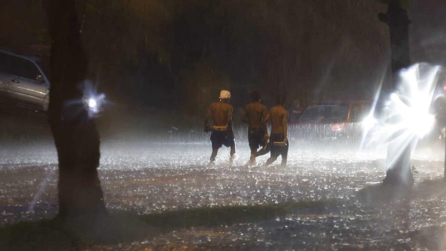 Ciclón tropical: Dominicanos salen disfrutar de las lluvias en las calles