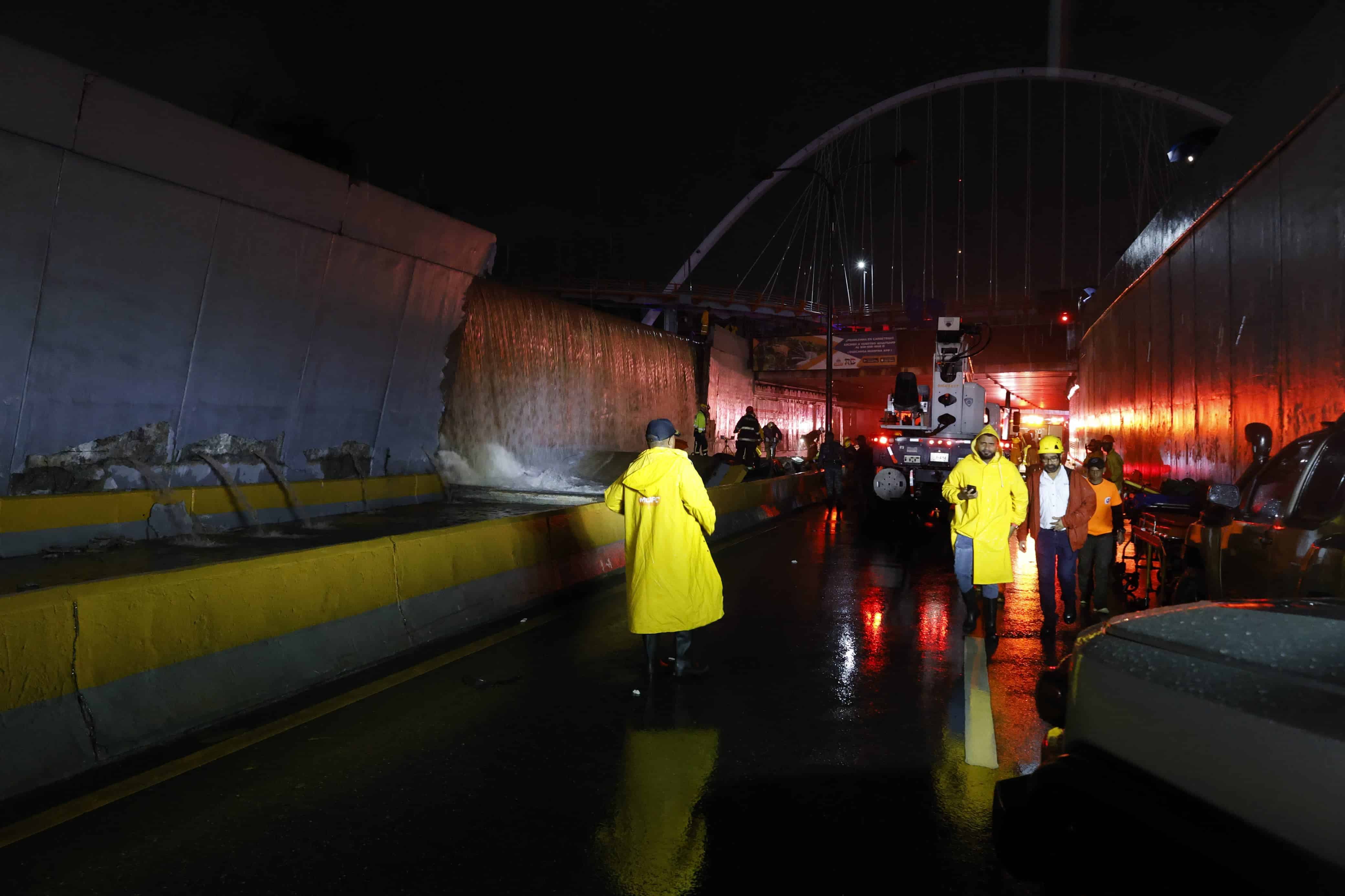 El paso a desnivel de la 27 de febrero fue cerrado para facilitar las labores de rescate.