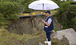Un enorme socavón en la carretera entre lomas de San José de Ocoa amenaza con incomunicar la provincia