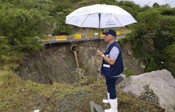 Un enorme socavón en la carretera entre lomas de San José de Ocoa amenaza con incomunicar la provincia
