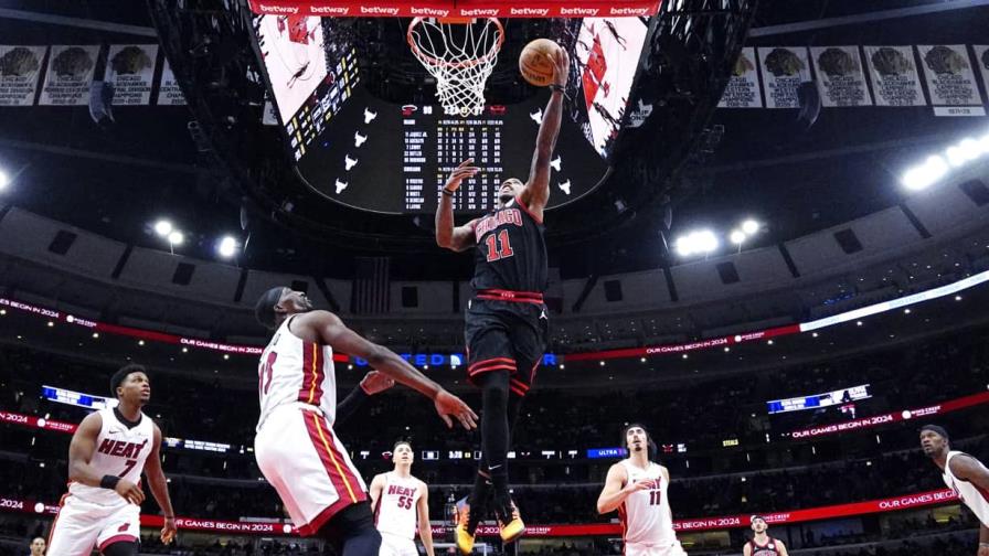 DeRozan aporta 23 puntos; Bulls remontan y cortan racha de 7 triunfos de Heat