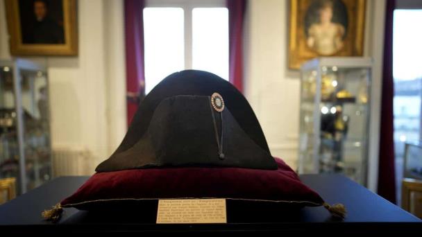 Subastan gorra usada por Napoleón por 2.1 millones de dólares