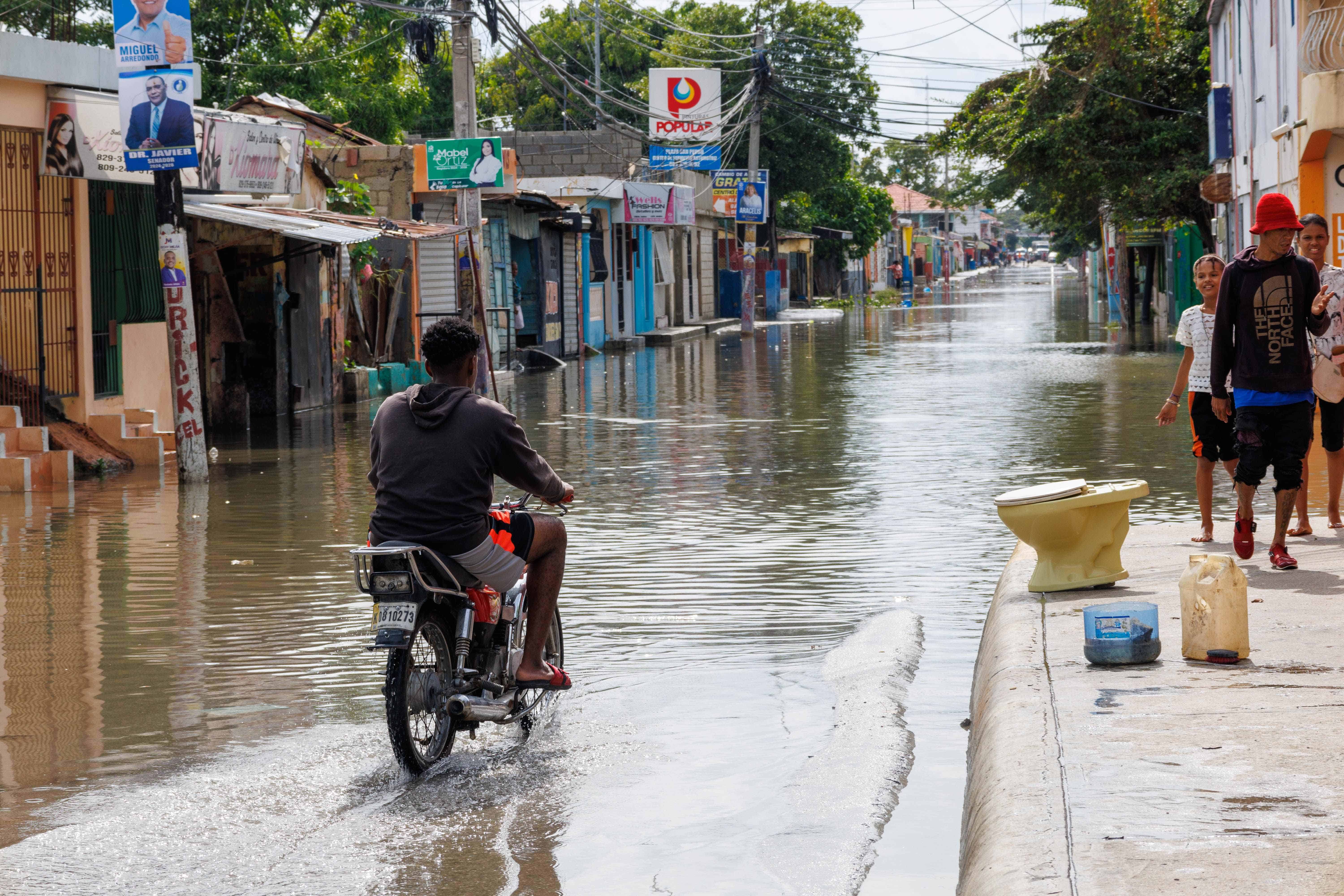 En zonas de San Pedro de Macorís persistían las inundaciones este lunes.