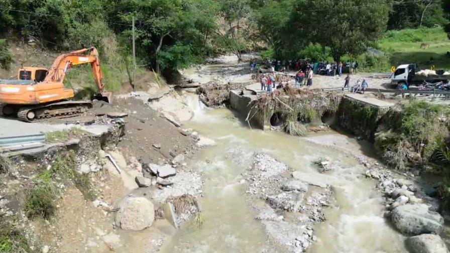 Con pinos y tablas comunitarios de Guayabal, en Azua, tratan de reconstruir puentes
