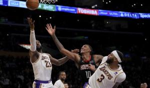 James se destapa con 37 puntos y con un tiro libre clave los Lakers ganan 105-104 a Rockets