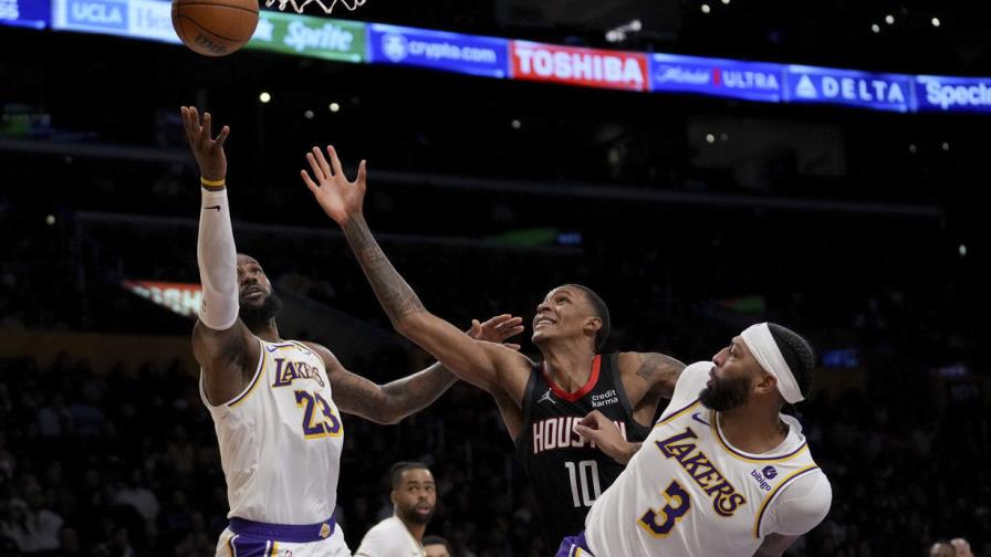 James se destapa con 37 puntos y con un tiro libre clave los Lakers ganan 105-104 a Rockets