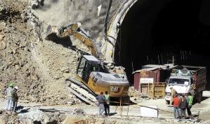 Lanzan planes alternativos para rescatar a 40 obreros atrapados en un túnel en la India