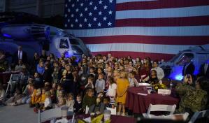 Los Biden comienzan antes festejos por Acción de Gracias conviviendo con personal militar