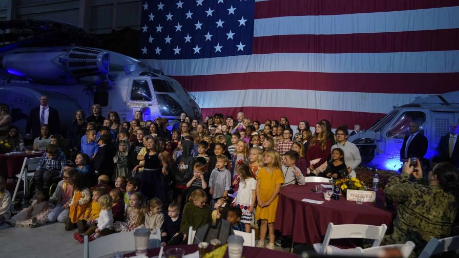 Los Biden comienzan antes festejos por Acción de Gracias conviviendo con personal militar