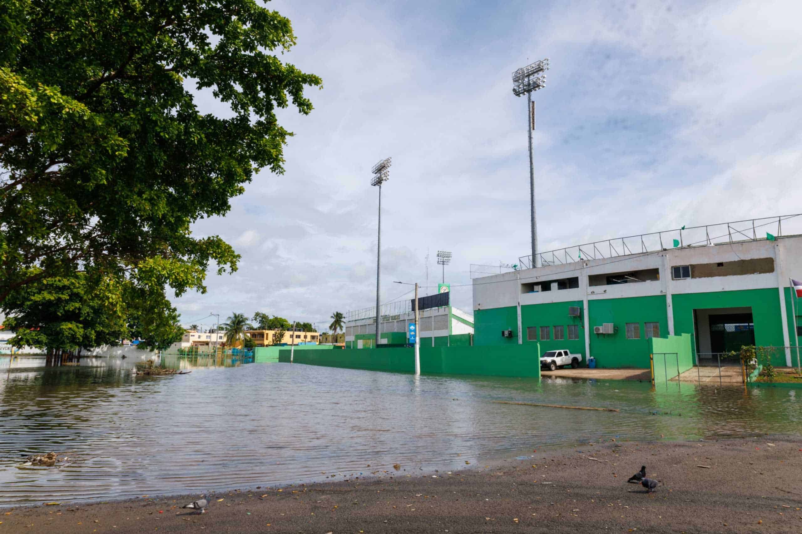 Vista de una zona de la parte externa, por el lado izquierdo, del Estadio Tetelo Vargas, una imagen tomada este lunes 20 de noviembre de 2023. La inundación permanece desde el fenómeno tropical ocurrido con mayor abundancia el pasado sábado 18 de noviembre.