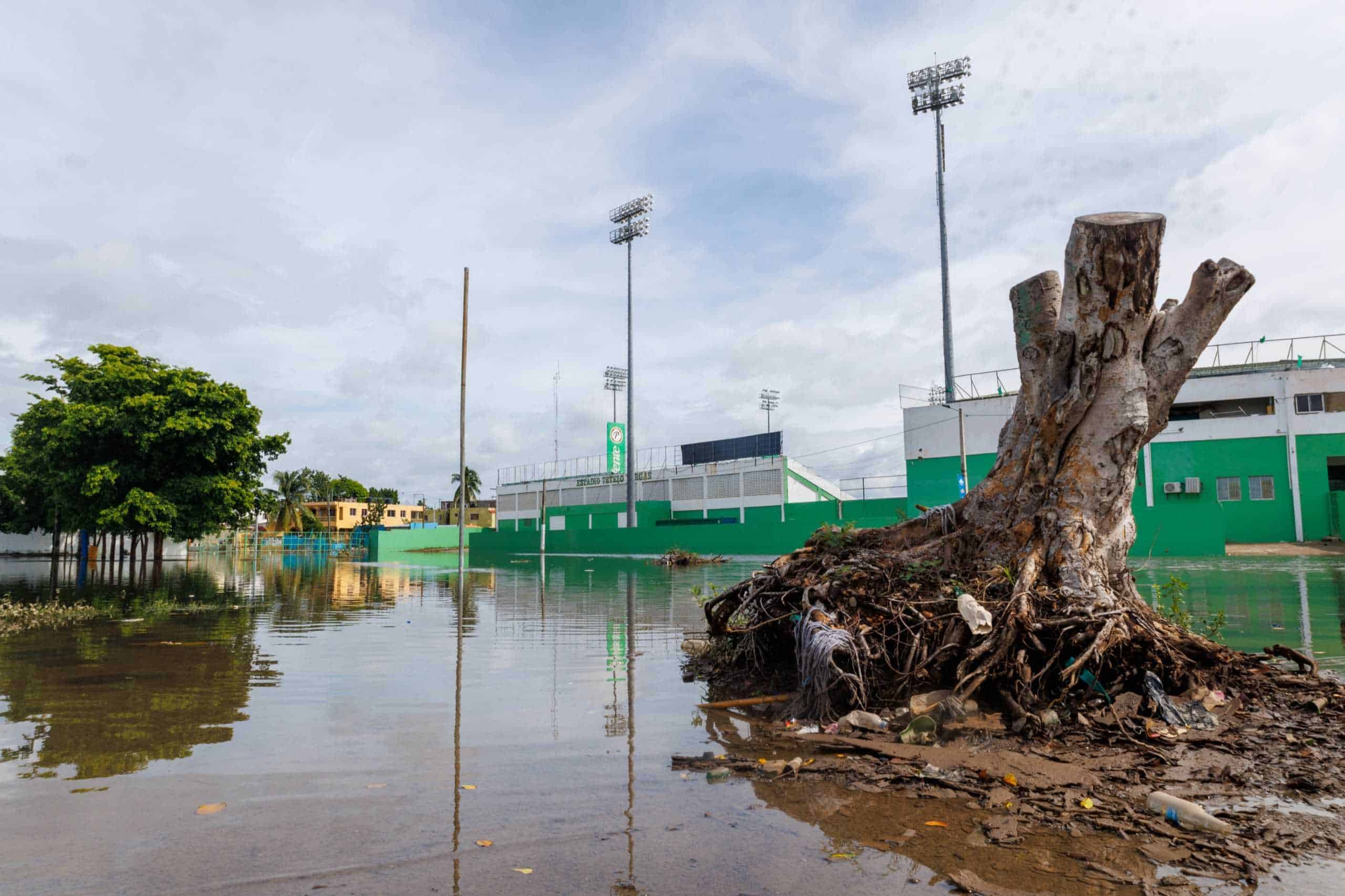Vista de una zona de la parte externa, por el lado izquierdo, del Estadio Tetelo Vargas, una imagen tomada este lunes 20 de noviembre de 2023. La inundación permanece desde el fenómeno tropical ocurrido con mayor abundancia el pasado sábado 18 de noviembre.
