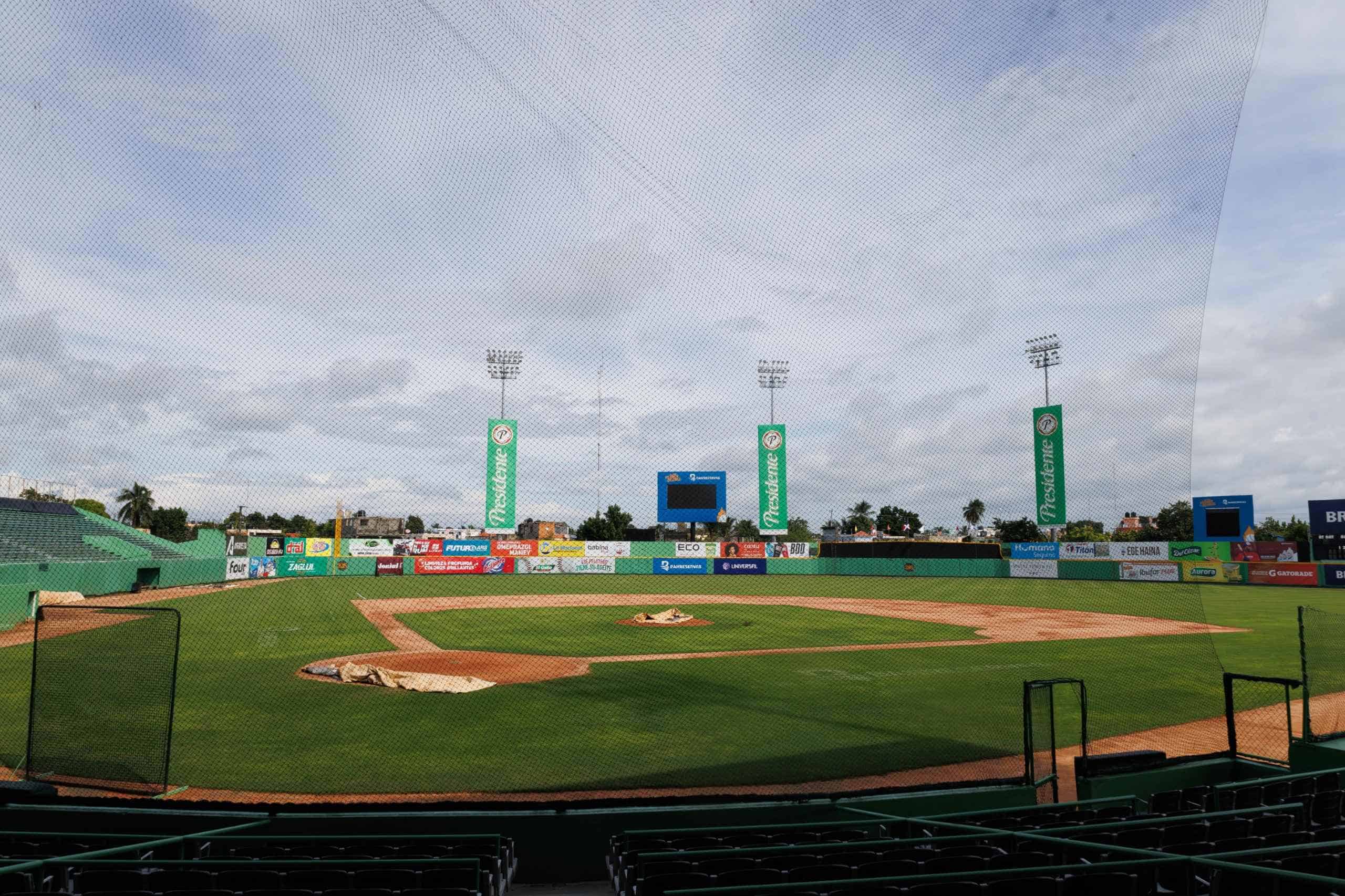 El terreno está en buenas condiciones, según la imagen tomada en el Estadio Tetelo Vargas, este lunes 20 de noviembre de 2023. Pero la inundación permanece en la parte externa desde el fenómeno tropical ocurrido con mayor abundancia el pasado sábado 18 de noviembre.