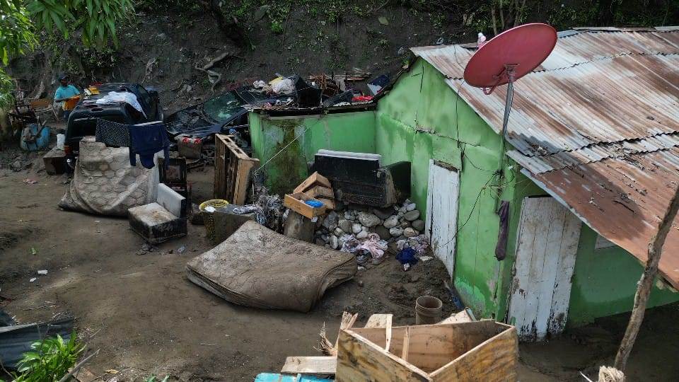 Personas afectadas por las inundaciones en Villa Los Indios, Padre Las Casas. 