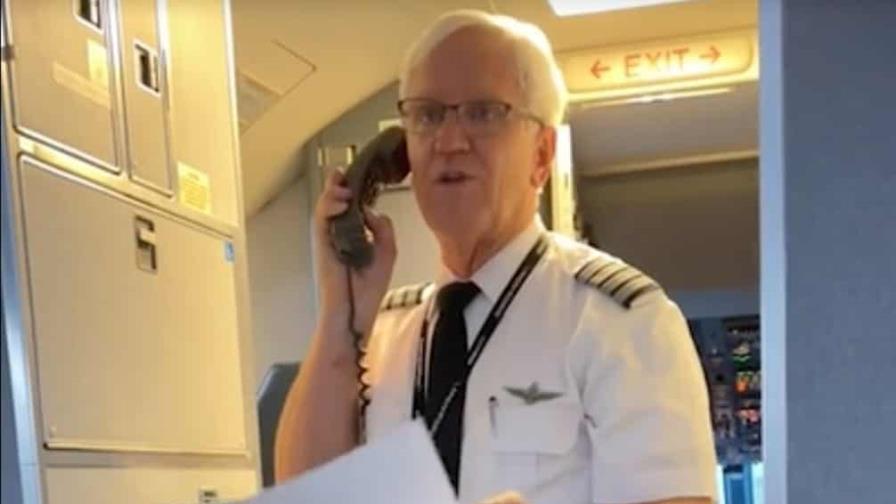 El emotivo momento en que piloto se despide ante pasajeros tras 32 años de servicio