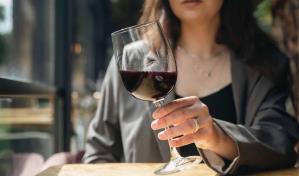 &iquest;Por qu&eacute; algunas personas tienen dolor de cabeza cuando beben vino tinto?