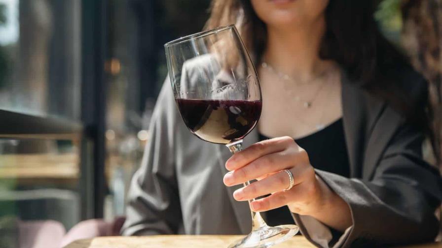 ¿Por qué algunas personas tienen dolor de cabeza cuando beben vino tinto?