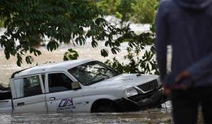 Perro y su dueño se salvan de crecida; esposa sigue desaparecida en Duarte