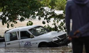 Perro y su dueño se salvan de crecida; esposa sigue desaparecida en Duarte